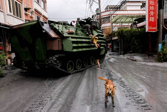 초강력 태풍 ‘라가사’가 강타한 뒤 24일(현지시간) 대만 화롄에서 군인들이 장갑차를 이용해 구호 물자를 배분하고 있다. 로이터=연합뉴스