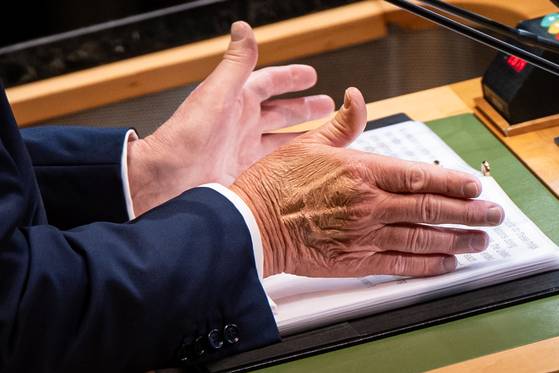 23일(현지시간) 미국 뉴욕 유엔 본부에서 열린 제80차 유엔 총회에서 기조 연설 중인 도널드 트럼프 대통령 앞에 연설문 원고가 놓여 있다. AP=연합뉴스