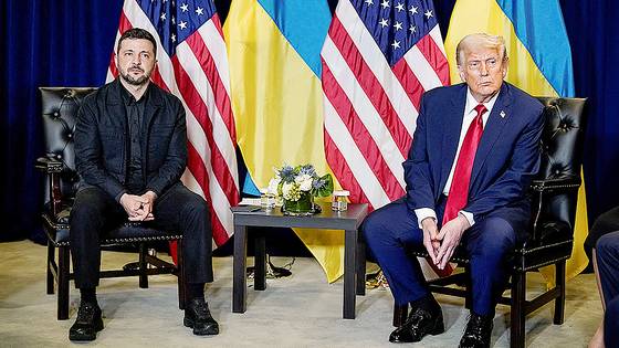 도널드 트럼프 미국 대통령(오른쪽)이 23일(현지시간) 뉴욕에서 열린 제80차 유엔 총회 기간 중 볼로디미르 젤렌스키 우크라이나 대통령과 회담을 하고 있다. 로이터=연합뉴스