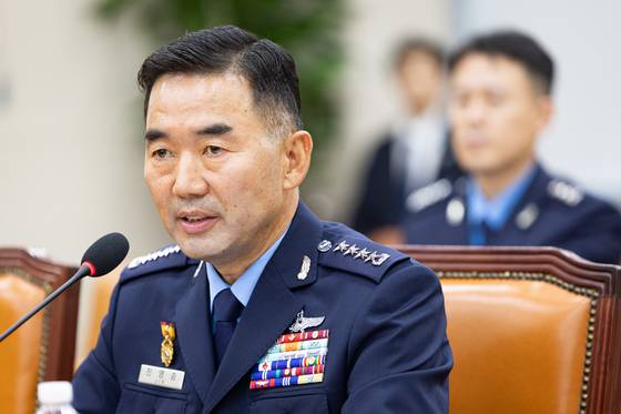 진영승 합동참모의장 후보자가 24일 서울 여의도 국회에서 열린 국방위원회의 합동참모의장후보자 인사청문회에 출석해 의원 질의에 답하고 있다. 뉴스1