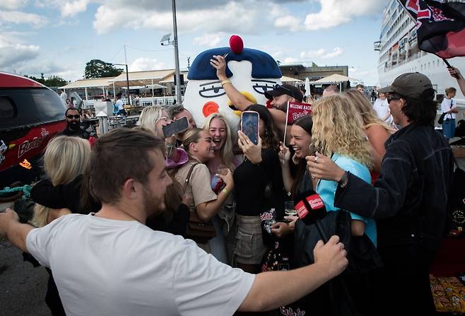 불닭 캐릭터 ‘호치’와 해외 팬들의 모습 (사진=삼양라운드스퀘어 제공)