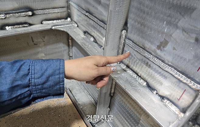 김세협 용접사가 지난 8일 경남 창원에 있는 알루미늄 선박제조업체 디텍(DTEC)에서 자신이 작업한 용접을 보여주고 있다. 김서영 기자