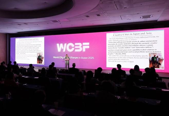24일 해운대 벡스코에서 열린 부산 세계도시브랜드포럼(WCBF) 전야행사에서 마사유키 사사키 오사카시립대 명예교수가 AI 시대 ‘포용과 연대’ 중심의 창조도시 비전을 발표하고 있다.