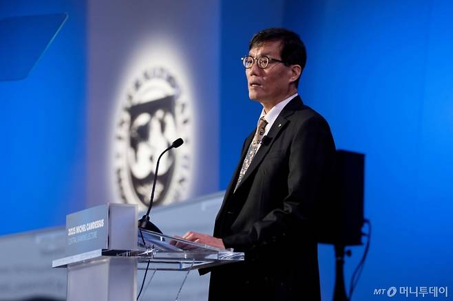 이창용 한국은행 총재가 18일(현지 시간) 미국 워싱턴 D.C. 국제통화기금(IMF) 본부에서 한국은행 통화정책에 대해 강연하고 있다. /사진제공=한국은행