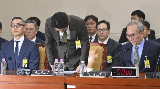 고개숙인 롯카 대표 : 24일 오전 국회 과학기술정보방송통신위원회에서 조좌진(가운데) 롯데카드 대표이사와 윤종하(왼쪽) MBK 파트너스 부회장, 김영섭 KT 대표이사가 ‘KT·롯데카드 해킹사태 청문회’에 앞서 인사를 하고 있다. 백동현 기자