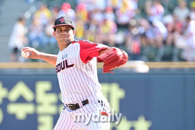 29일 오후 서울 잠실야구장에서 진행된 '2025 프로야구 KBO리그' KIA-LG의 경기.LG 선발 치리노스가 역투를 펼치고 있다./마이데일리