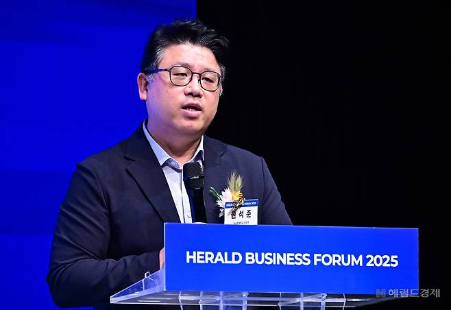 권석준 성균관대학교 부교수가 24일 오전 서울 중구 신라호텔 다이너스티홀에서 열린 헤럴드 기업포럼 2025에서 ‘ AI 반도체 산업 재구성 동향 및 한국의 대응 전략 ’을 주제로 강연을 하고 있다. 이상섭 기자