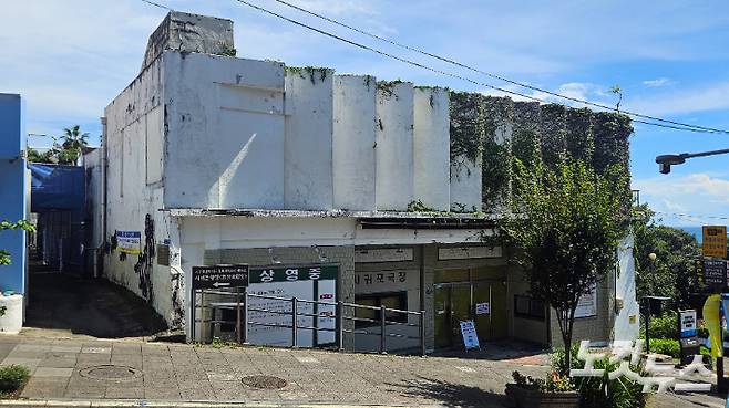 철거공사가 잠정 중단된 관광극장. 고상현 기자