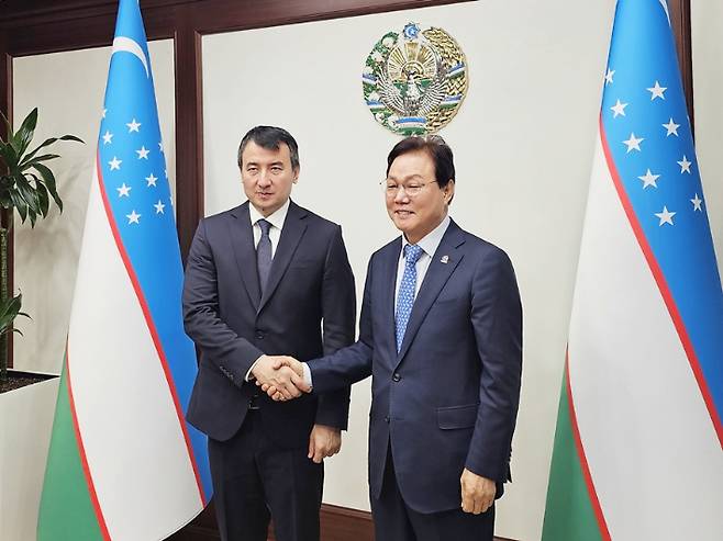 박완수 경남지사가 우즈베키스탄 잠시드 압두하키모비치 호자예브 경제부총리를 만나 경제 협력 방안을 논의했다. 경남도청 제공