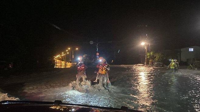 대만 화롄 홍수 피해자를 업은 구조대원들