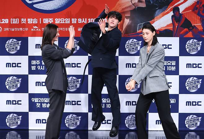 24일 서울 마포구 MBC 골든마우스홀에서 열린 MBC 새 예능 프로그램 '신인감독 김연경' 제작발표회에서 참석자들이 포즈를 취하고 있다. 왼쪽부터 표승주, 승관, 김연경. 연합