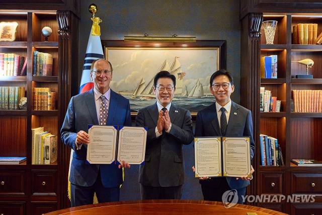 유엔총회 참석을 위해 미국을 방문한 이재명 대통령이 22일(현지 시간) 뉴욕의 한 호텔에서 인공지능(AI) 산업 글로벌 협력을 위한 양해각서(MOU)를 체결한 뒤 래리 핑크(왼쪽) 블랙록 회장, 배경훈 과학기술정보통신부 장관과 기념 촬영을 하고 있다. 공동취재단