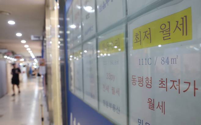 6.27 대출 규제, 전세사기 우려 등이 맞물리면서 서울 아파트 월세 수요가 3년 8개월 만에 가장 높은 수준을 기록했다. 사진은 서울 시내 한 부동산에 게재된 월세 매물 안내문 ⓒ 연합뉴스