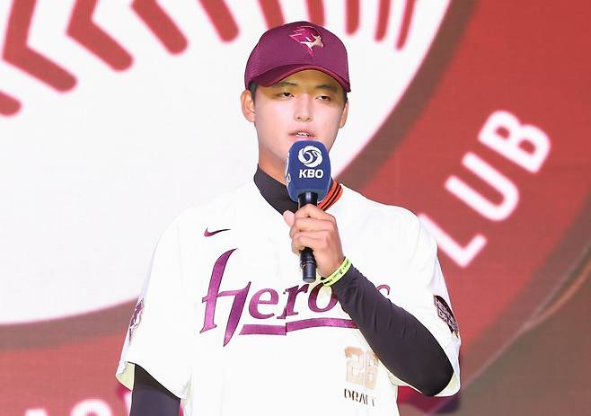 2026시즌 KBO 신인드래프트 전체 1순위 지명자인 북일고 투수 박준현이 24일 키움과 계약금 7억 원에 계약했다. 7억 원은 구단 신인 역대 2위, KBO 공동 3위에 해당하는 고액이다. 뉴시스