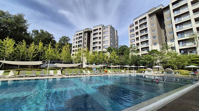 안토 회원들을 위한 수영장과 리조트 동. 양형모 기자