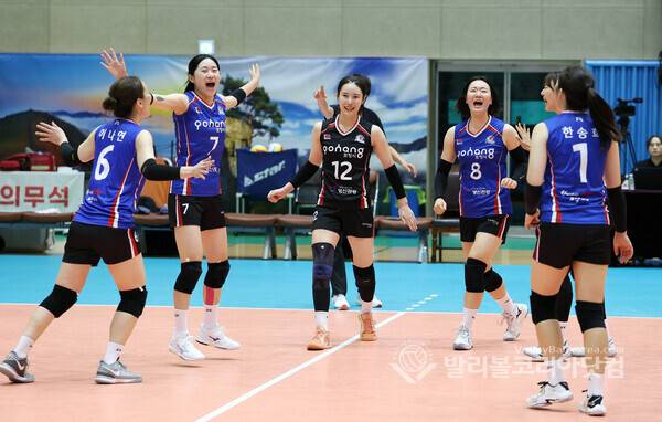 한국실업배구연맹 종합선수권, 여자부 포항시체육회 3위 차지...기뻐하는 선수들.