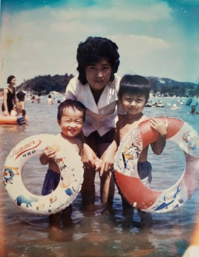 ▲ 지금은 없어진 인천 송도유원지에서 어머니, 동생과 찍은 사진. /사진제공 = 안정현 원장