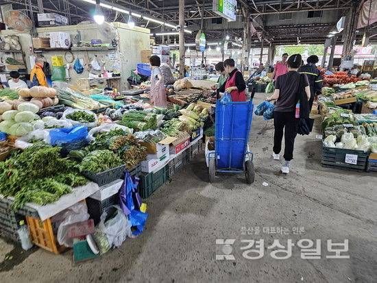 ▲ 24일 찾은 울산 남구 농수산물도매시장에서 소비자들이 채소류를 구입하고 있다.