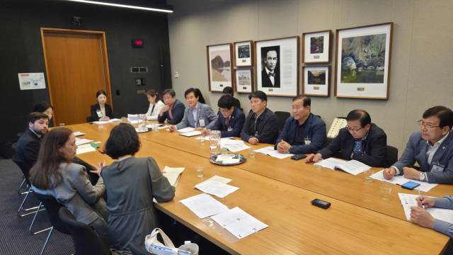 지난 22일 도의회 기획행정위원회가 호주 공무국외출장 중 뉴사우스웨일스주의회를 방문해 다문화 정책 사례를 살피고 우호교류협정 제안서를 전달하고 있다./도의회/