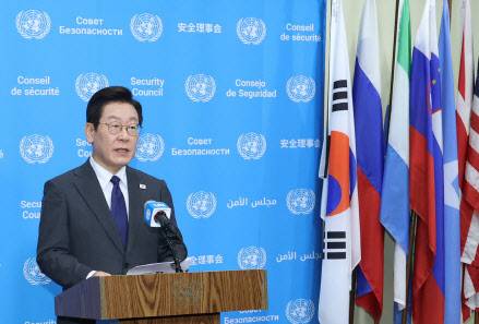 이재명 대통령이 24일(현지시간) 미국 뉴욕 유엔본부에서 안전보장이사회 의장 자격으로 공개 토의에 앞서 약식 브리핑을 하고 있다.(사진=뉴시스)