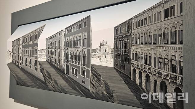 패트릭 휴즈의 ‘그림자’(Shadows 2024, 56.6×119×18㎝). 나무보드 전체에 직접 그림을 그려 제작한 ‘유화’ 연작 중 하나다. 이탈리아 베네치아 전경을 소재로 삼았다. 아래는 옆으로 이동해 바라본 같은 작품이다(사진=오현주 문화전문기자).