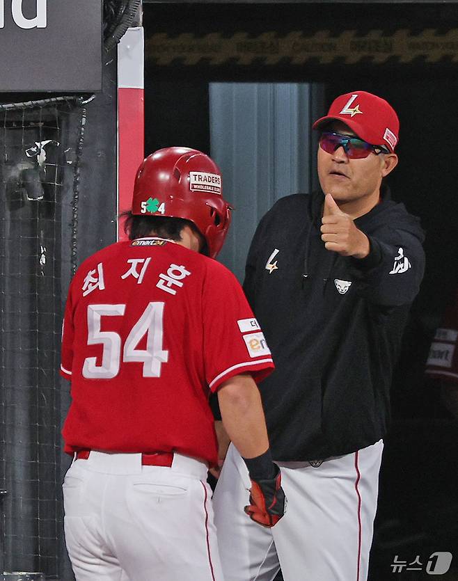 이숭용 SSG 랜더스 감독(오른쪽)과 최지훈. 뉴스1 DB ⓒ News1 장수영 기자