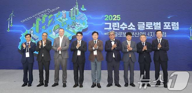25일 오전 제주국제컨벤션센터에서 열린 2025 그린수소 글로벌 포럼 개막식에서 오영훈 제주지사를 비롯한 주요 참석자들이 기념촬영을 하고 있다.2025.9.25/뉴스1 ⓒ News1 고동명 기자