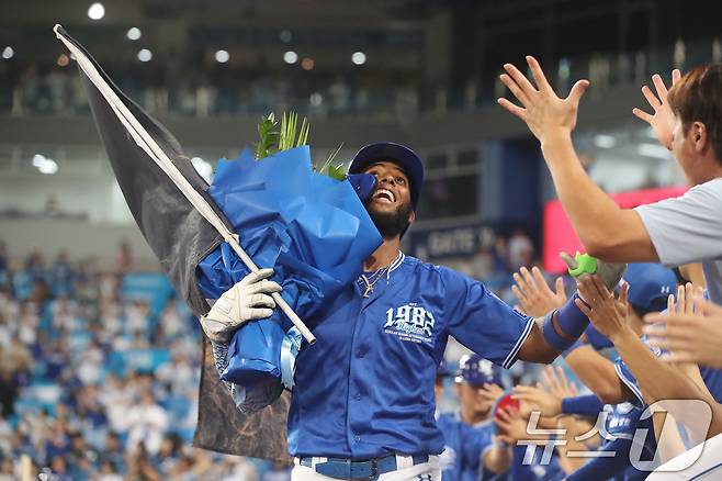 25일 오후 대구 수성구 삼성라이온즈파크에서 열린 프로야구 '2025 신한 SOL뱅크 KBO 리그' 키움 히어로즈와 삼성 라이온즈의 경기, 8회말 2사 1,3루 상황 삼성 4번타자 디아즈가 우월 3점 홈런을 터뜨린 뒤 동료들이 축하를 받으며 기뻐하고 있다. ⓒ News1 공정식 기자