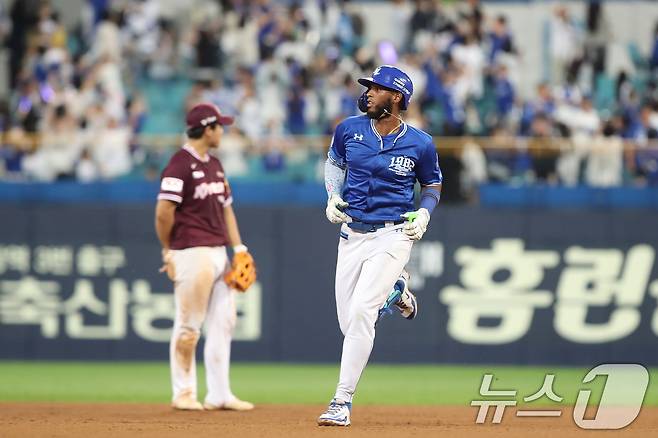 25일 오후 대구 수성구 삼성라이온즈파크에서 열린 프로야구 '2025 신한 SOL뱅크 KBO 리그' 키움 히어로즈와 삼성 라이온즈의 경기, 8회말 2사 1,3루 상황 삼성 4번타자 디아즈가 우월 3점 홈런을 터뜨리고 있다. ⓒ News1 공정식 기자