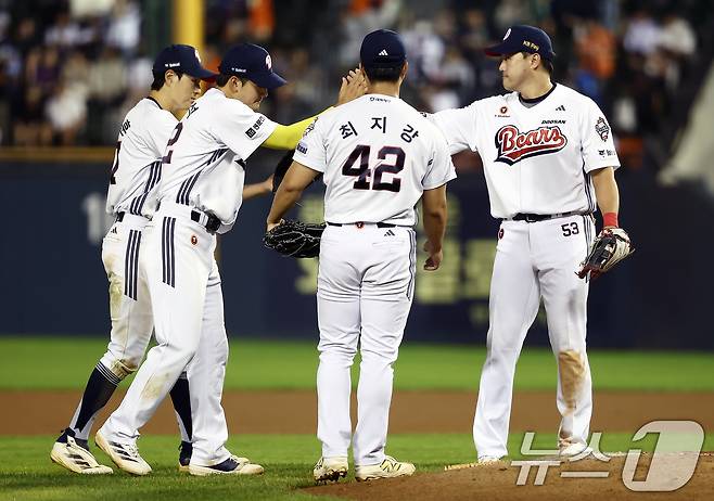 25일 오후 서울 송파구 잠실야구장에서 열린 프로야구 '2025 신한 SOL뱅크 KBO 리그' 한화 이글스와 두산 베어스의 경기에서 7대0으로 대 승리를 거둔 두산 양석환 등 선수들이 기뻐하고 있다. 2025.9.25/뉴스1 ⓒ News1 김민지 기자