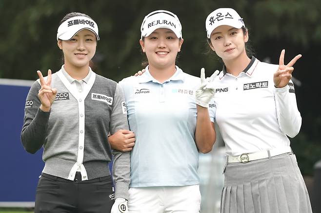 박도영(오른쪽)이 25일 블루헤런GC에서 열린 KLPGA투어 하이트진로 챔피언십에서 동반자들과 밝은 표정으로 포즈를 취하고 있다. 사진 | 세마스포츠마케팅