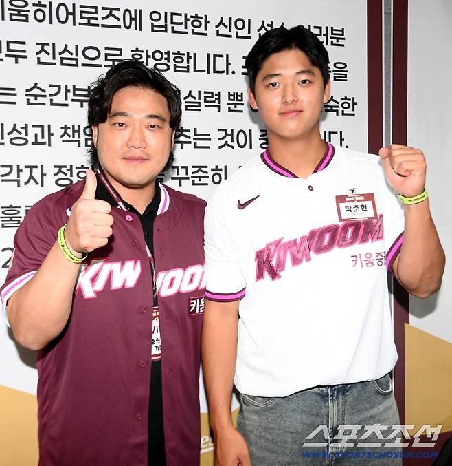 아들아 응원한다! 박준현과 포즈를 취한 박석민 전 코치