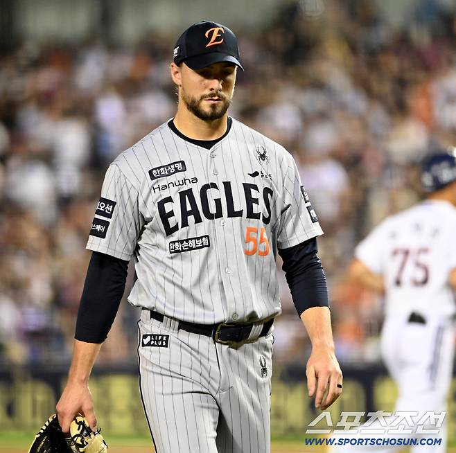 25일 잠실야구장에서 열린 한화와 두산의 경기, 2회말 2실점하며 투구를 끝낸 한화 와이스가 더그아웃으로 향하고 있다. 잠실=허상욱 기자wook@sportschosun.com/2025.09.25/