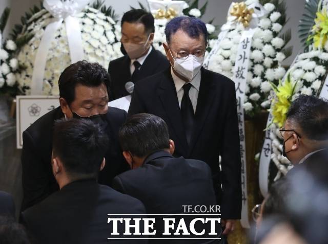 전유성은 방송 현장에 '개그맨'이라는 명칭을 본격적으로 퍼뜨려 전문성과 자긍심을 가진 신세대 웃음꾼들의 위상을 정립한 것으로도 유명하다. 사진은 고 송해의 영결식 당시 전유성, 왼쪽은 개그맨 임하룡. /더팩트 DB