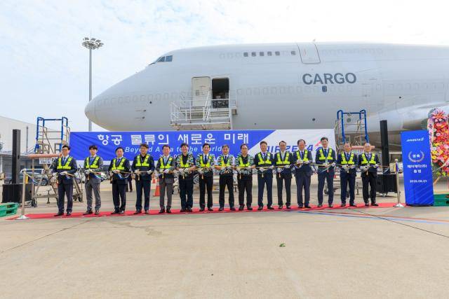 아시아나항공 화물사업부를 품에 안은 에어제타가 물리적 결합은 마쳤지만, 화학적 결합은 더딘 모양새다. 지난달 1일 일 인천공항 화물기 주기장에서 열린 미주행 첫 화물기편 취항 기념행사 모습. /에어제타