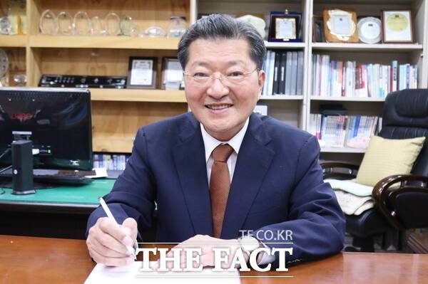 진동규 전 유성구청장이 24일 <더팩트>와 인터뷰를 진행하고 있다. /정예준 기자