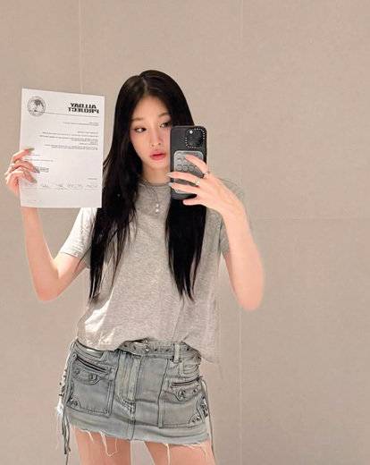 ‘올데프’ 데뷔 사실을 알리는 사진에서 입었던 스커트도 발렌시아가의 제품이다.