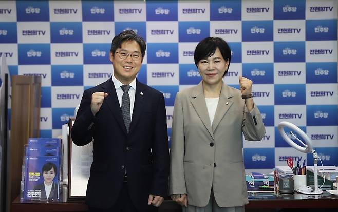 김정욱 대한변협회장이 지난 10일 전현희 민주당 의원을 예방 후 자신의 페이스북에 올린 사진, 이성윤 의원도 함께 했다./ 김정욱 대한변협회장 페이스북