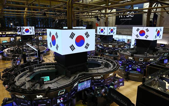 25일(현지 시각) 이재명 대통령이 방문한 미국 뉴욕 증권거래소(NYSE) 스크린에 태극기가 띄워져 있다. /연합뉴스