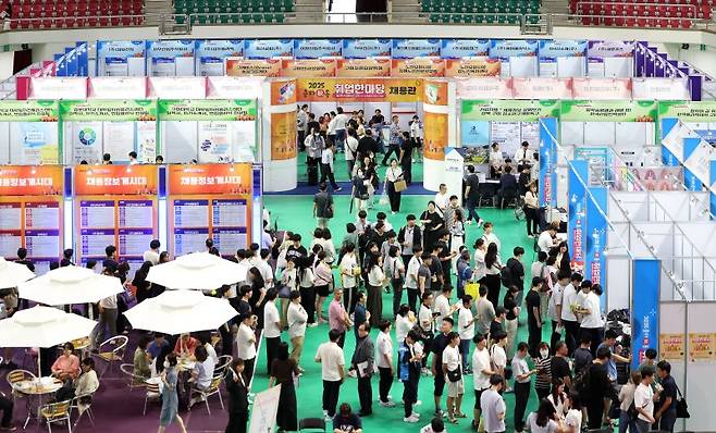 지난 16일 경북 구미시 박정희체육관에서 열린 2025 춘하추동 취업 한마당이 구직자들로 붐비고 있다.이번 행사에는 첨단 IT 기기 부품, 자동차 부품, 전기·전자 부품 제조업체 등 35개의 주요 구인기업이 참여해 236명의 인재를 채용할 계획이다. 뉴시스
