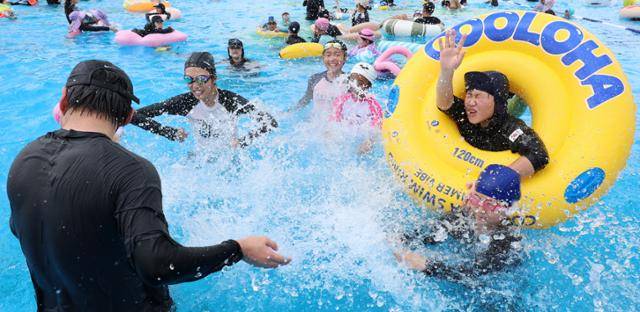 한국노동안전보건연구소에 따르면 서비스직군 휴일노동자들은 월평균 5.57회 주말에 출근했다. 노동자들은 아이들과 마음 편히 나들이 한번 가는 것도 쉽지 않다고 토로했다. 사진은 지난달 31일 서울 영등포구 여의도 한강공원 수영장을 찾은 시민들이 물놀이를 즐기는 모습. 뉴시스
