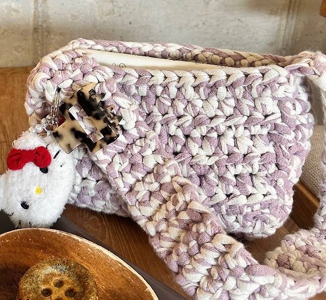 취미인 뜨개질로 직접 만든 가방. 사진=본인 제공
