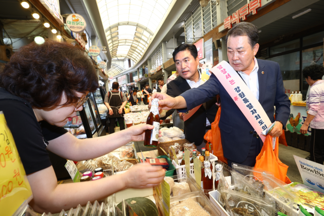 ▲ 강원도의회가 25일 추석을 앞두고 철원 동송시장을 찾아 전통시장 장보기 행사를 진행한 가운데, 김시성(속초·사진 오른쪽) 도의장과 김정수(철원·사진 가운데) 도의원이 장을 보고 있다. 강원도의회 제공