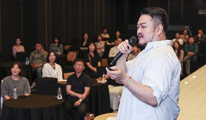 소설가 박상영이 24일 서울 중림동 한국경제신문사에서 열린 '아르떼 살롱' 강연에서 '나를 구원한 창조적 글쓰기'를 주제로 강연하고 있다. 임형택 기자