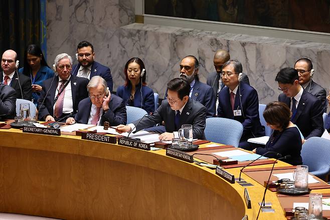 이재명 대통령이 24일(현지시간) 미국 뉴욕 유엔본부에서 열린 안전보장이사회 공개 토의에서 개회 선언을 하고 있다. 연합뉴스