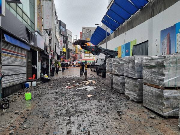 2023년 1월 15일 벽돌 추락 사고 당시 모습. 국제신문 DB