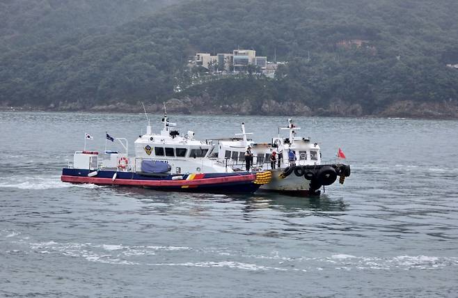 창원해경이 지명수배자가 탄 선박을 추적해 밀항 시도를 차단하는 훈련을 하고 있다.