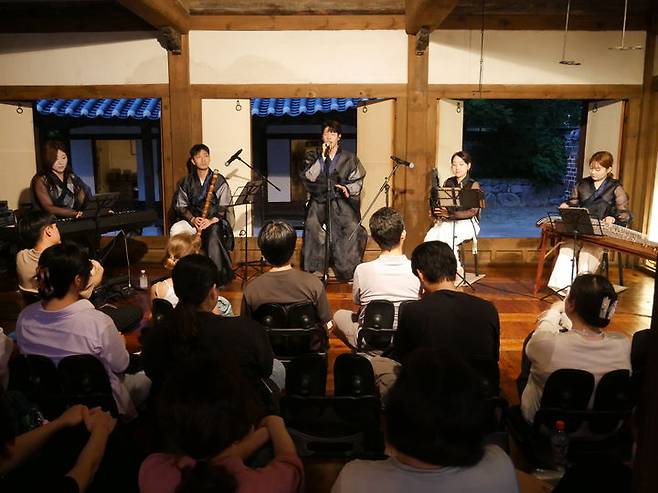 남산골한옥마을 내 공연 장면. (사진=남산골한옥마을 제공) *재판매 및 DB 금지