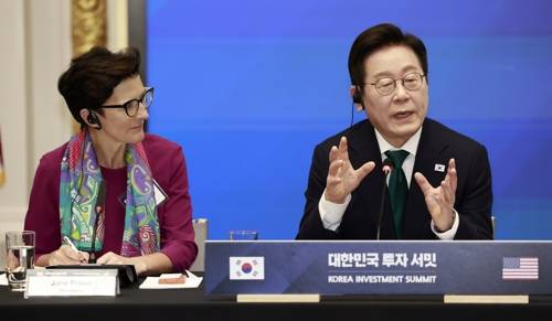 이재명 대통령, 뉴욕에서 한국경제설명회 이재명 대통령, 뉴욕에서 한국경제설명회 (뉴욕=연합뉴스) 한상균 기자 = 이재명 대통령이 25일(현지시간) 미국 뉴욕 증권거래소에서 열린 한국경제설명회 투자서밋에서 발언하고 있다. 2025.9.25 xyz@yna.co.kr (끝) <저작권자(c) 연합뉴스, 무단 전재-재배포, AI 학습 및 활용 금지>