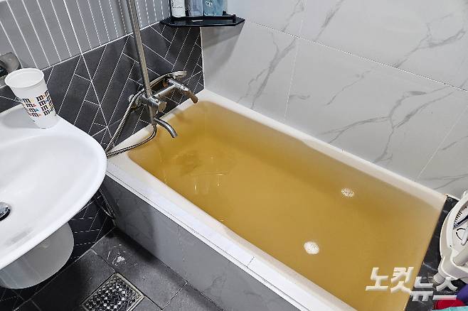 제한급수 시행 이후 강릉 초당동의 한 아파트 욕조 물이 흙탕물로 변해 있는 모습. 구본호 기자